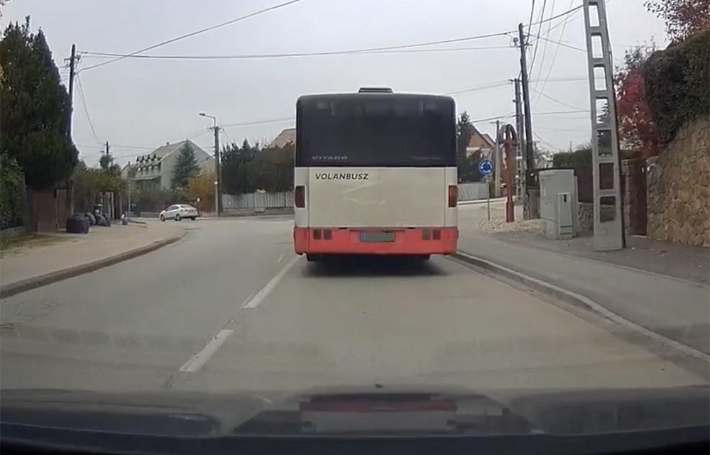 VIDEÓ: Szembe hajtott be a körforgalomba a csuklós busszal VIDEÓ: Szembe hajtott be a körforgalomba a csuklós busszal