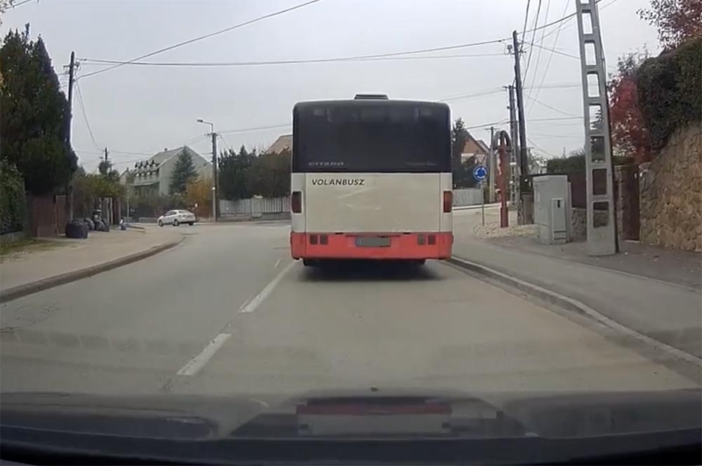 VIDEÓ: Szembe hajtott be a körforgalomba a csuklós busszal