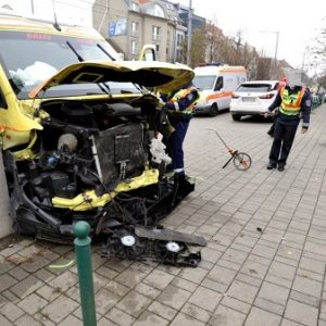 FOTÓK: Autóval ütközött, majd a járdára sodródva elütött egy gyalogost egy mentőautó a Bécsi útnál