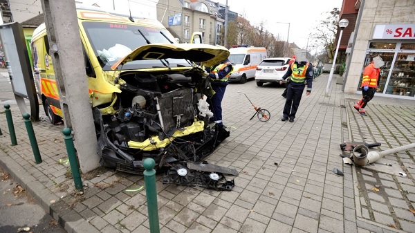 FOTÓK: Autóval ütközött, majd a járdára sodródva elütött egy gyalogost egy mentőautó a Bécsi útnál