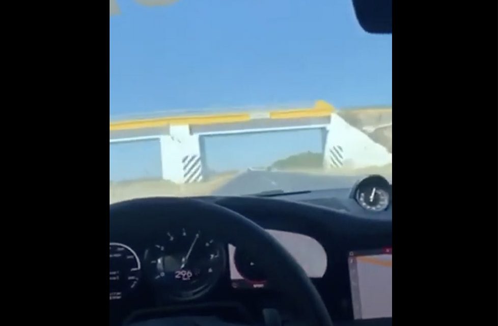 VIDEÓ: Ilyen egy durrdefekt, közel 300-zal, egy Porschével a feneked alatt VIDEÓ: Ilyen egy durrdefekt, közel 300-zal, egy Porschével a feneked alatt