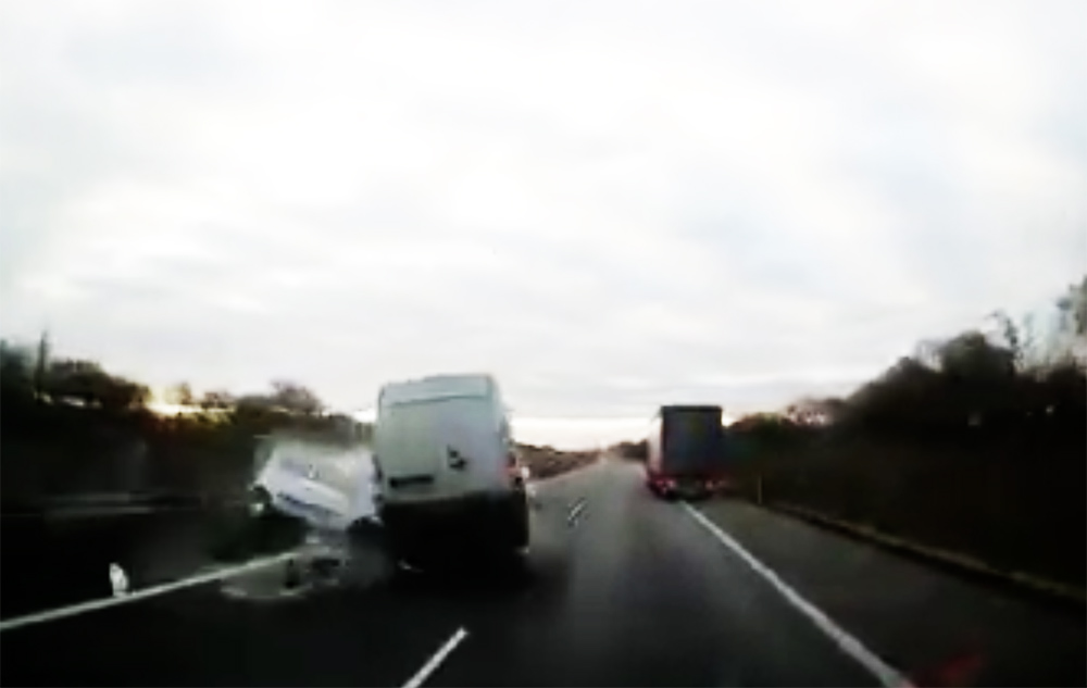 VIDEÓ: Óriási frontális balesetet rögzített egy fedélzeti kamera. Egy személyautó szembe hajtott a forgalommal