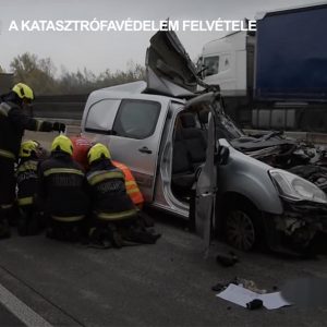 VIDEÓ: Ez maradt a furgonból, ami egy kamionnal karambolozott tegnap