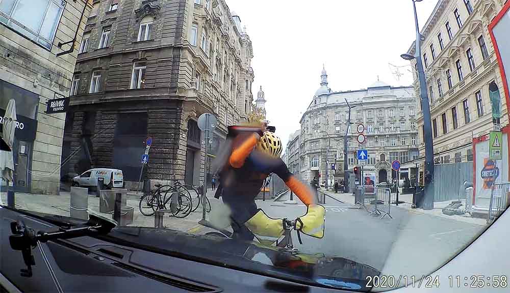 VIDEÓ: Olyat vert a bicikis futár dühében a motorháztetőre, hogy behorpadt. Majd bemutatott és elhajtott