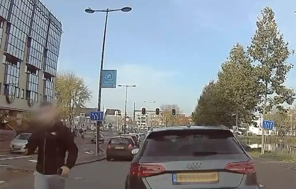 VIDEÓ: Kiszállt az audis balhézni. A vita gyorsan véget ért, mert valamit elfelejtett dühében VIDEÓ: Kiszállt az audis balhézni. A vita gyorsan véget ért, mert valamit elfelejtett dühében