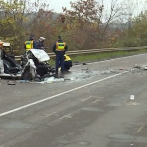 VIDEÓ: Két idős ember halálát okozta egy 17 éves fiú, miután lopott autóval, frontálisan ütközött neki egy vétlen autósnak