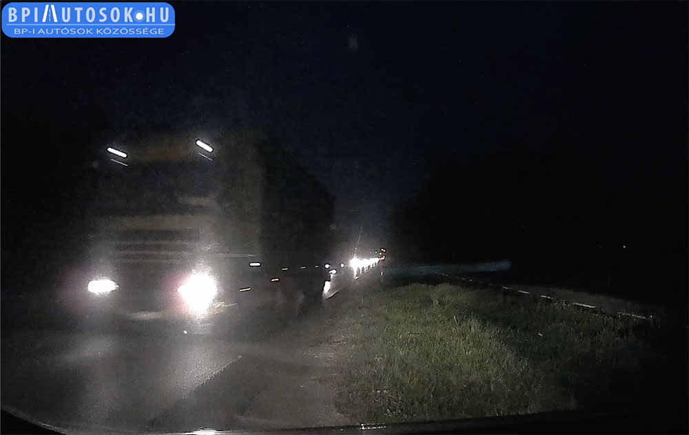 VIDEÓ: Kamion előzött kamiont. Inkább jelezték a szemből érkező kamerásnak, hogy jobb, ha kotródik az útról