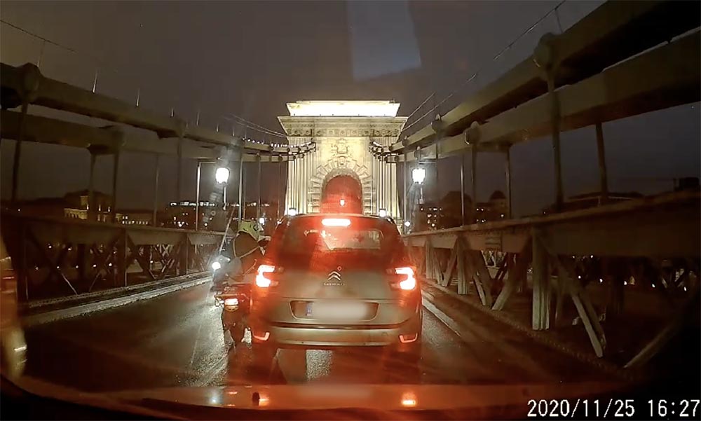 VIDEÓ: Robogós vs. autós csata a Lánchídon. Lehúzódni nem akart, sőt eléggé bepöccent a Citroen sofőrje