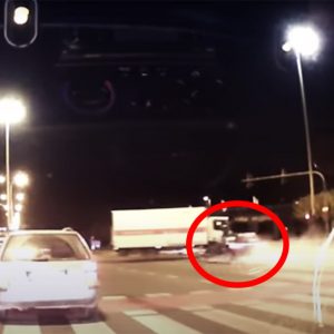 VIDEÓ: Hatalmas sebességgel csapódott az Audi a kanyarodó teherautóba