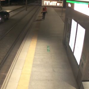 VIDEÓ: Metrósínen haladt egy kilométert egy részeg nő Malagában, míg el nem akadt