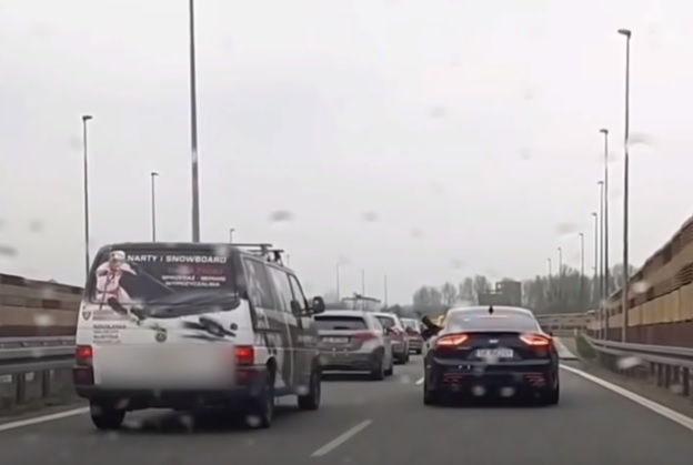 VIDEÓ: Rendre akarta tanítani az autóst a furgonos, pechére épp egy civil autós rendőrrel packázott