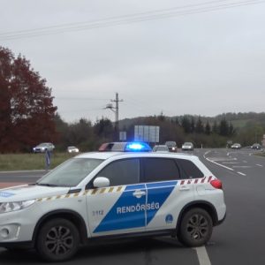 VIDEÓ: Baleset miatt volt terelés a 8-as főúton, ám többen egyszerűen csak kikerülték az utat lezáró rendőrt