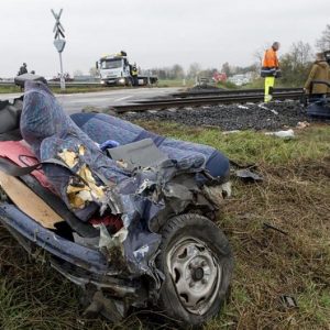 FOTÓK: Kettészakította az érkező vonat az autót Győrnél- A személyautó sofőrjét kórházba szállították