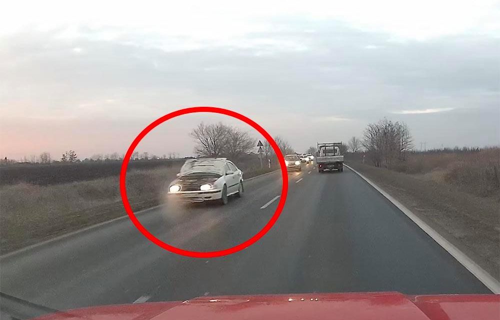 VIDEÓ: Menet közben csapódott fel az autó motorházteteje – Nehéz lehetett, de a sofőr mégis tudott higgadtan reagálni VIDEÓ: Menet közben csapódott fel az autó motorházteteje – Nehéz lehetett, de a sofőr mégis tudott higgadtan reagálni