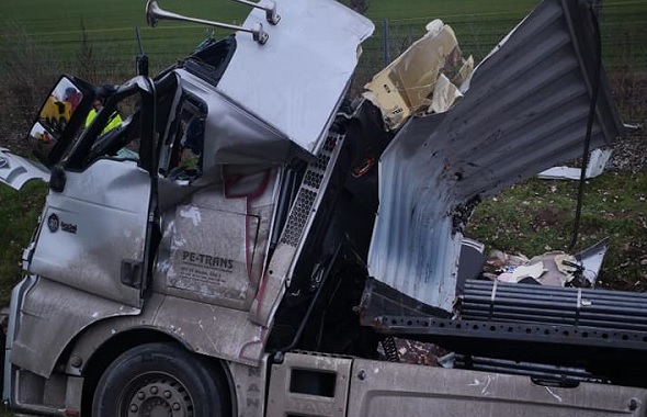 FOTÓK: Átszakította a szalagkorlátot, elsodort egy autót, majd a szemközti sáv melletti árokba borult egy vascsöveket szállító kamion reggel az M2-esen