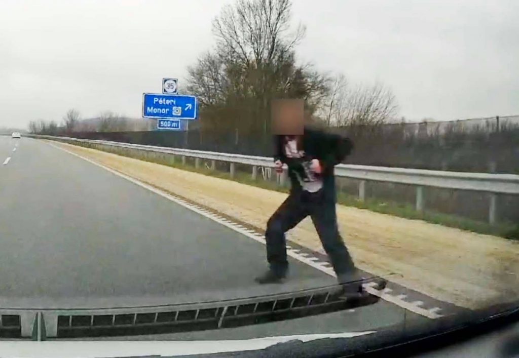 VIDEÓ: Nem kicsit volt ijesztő, amit művelt egy férfi az M4-es autóúton tegnap