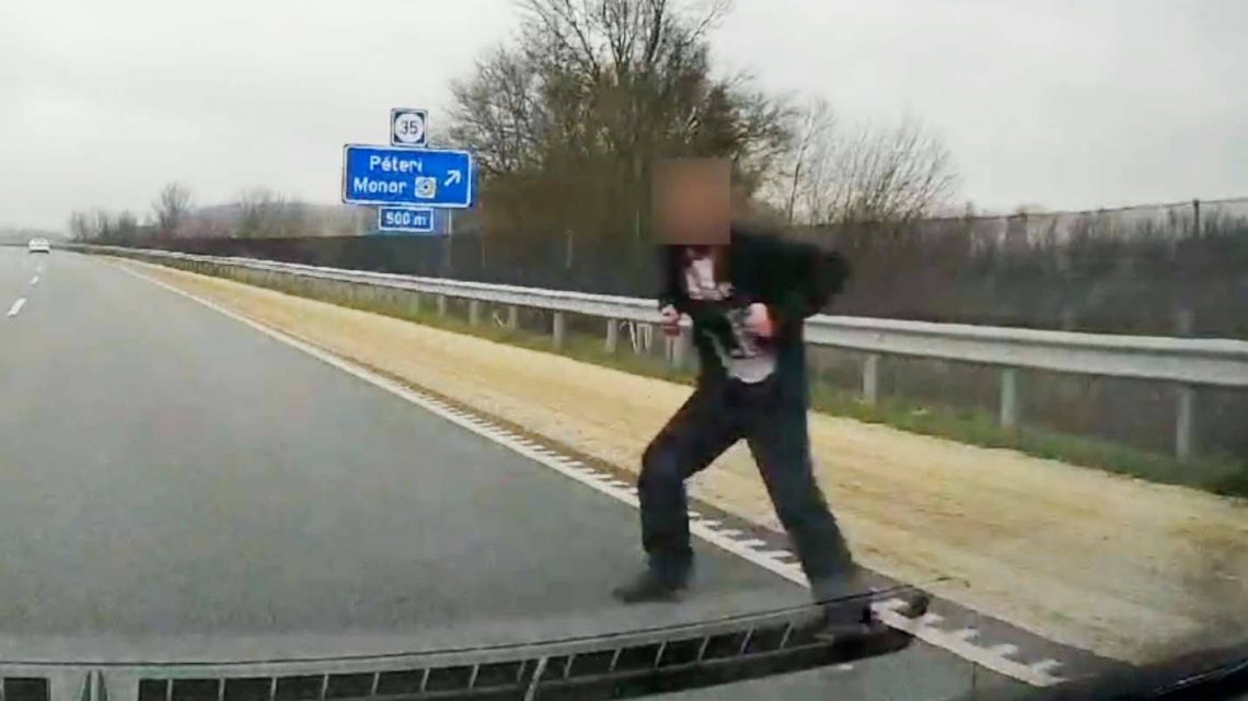 VIDEÓ: Nem kicsit volt ijesztő, amit művelt egy férfi az M4-es autóúton tegnap VIDEÓ: Nem kicsit volt ijesztő, amit művelt egy férfi az M4-es autóúton tegnap