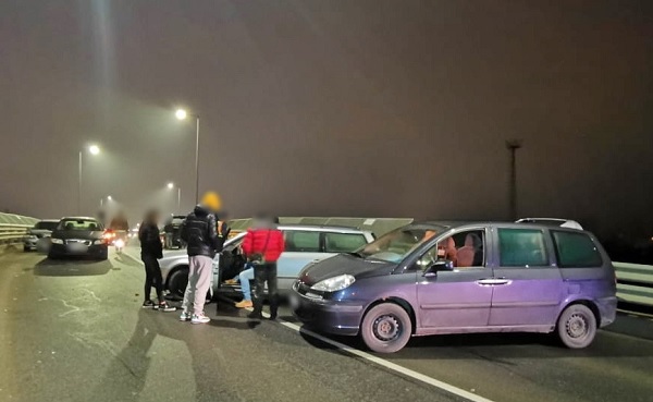 FOTÓK: Nyolc autó ütközött Szombathelyen, miután egy felüljáró szinte korcsolyapályává változott