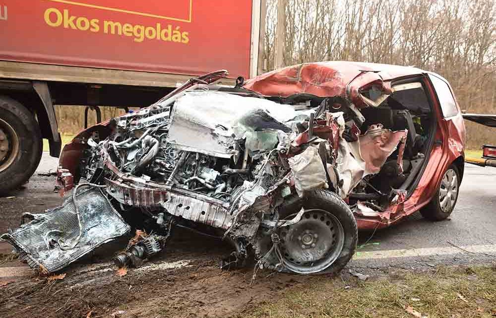 Előzésből tért volna vissza a kamion, de frontálisan ütközött egy Forddal Előzésből tért volna vissza a kamion, de frontálisan ütközött egy Forddal