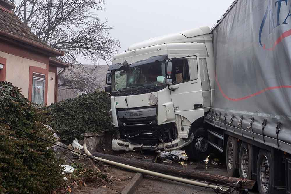 FOTÓK: Távközlési oszlopot, kerítést és gázcsonkot döntött ki egy kamion