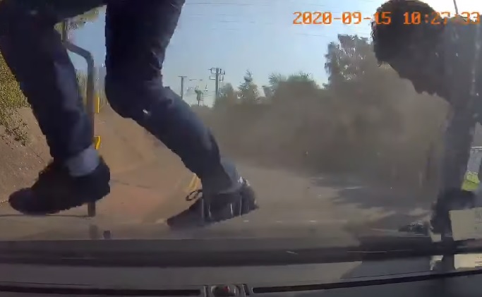 VIDEÓ: Megállt az autós a pirosnál, majd egy csapásra egy filmbe illő rendőri akció részese lett