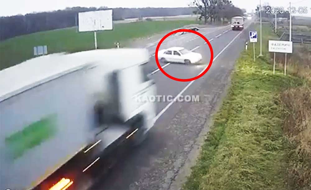 VIDEÓ: Óriási sebességgel zúzta össze az autót a kamion az ukrán felvételen