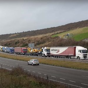 Óriási összefogás: A Dovernél rekedt kamionsofőröknek több ezer adag ételt vittek