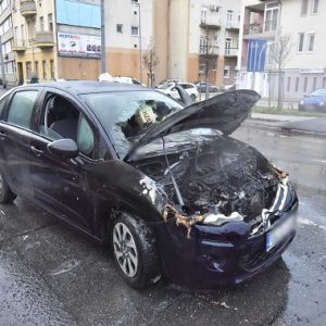 FOTÓK: Műszaki hiba miatt gyulladt ki egy Citroen a pirosnál – Példás összefogással próbálták oltani az arra járók