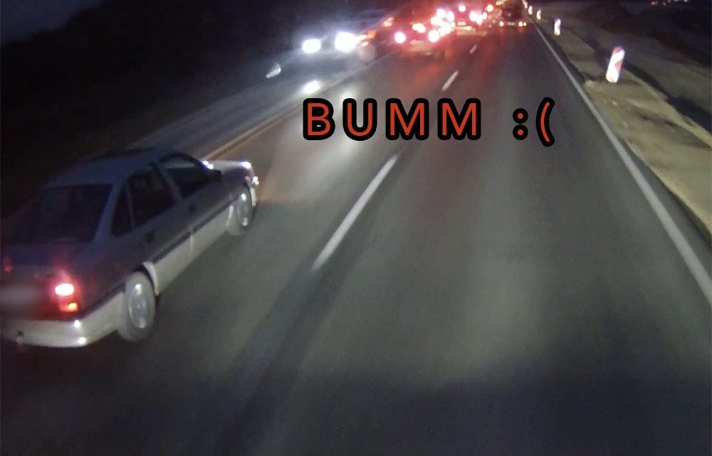 VIDEÓ: Kb. 50-nel belecsapódott az álló sorba a Vectra. Nem tudjuk, hogy mivel lehetett elfoglalva VIDEÓ: Kb. 50-nel belecsapódott az álló sorba a Vectra. Nem tudjuk, hogy mivel lehetett elfoglalva