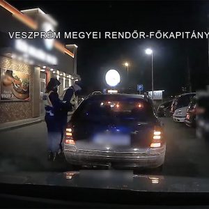 VIDEÓ: Drága hamburgert ehetett a mercis, a suzukis pedig az rendőrök orra előtt került (volna) dugót