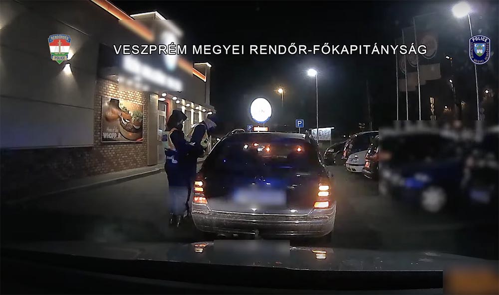 VIDEÓ: Drága hamburgert ehetett a mercis, a suzukis pedig az rendőrök orra előtt került (volna) dugót