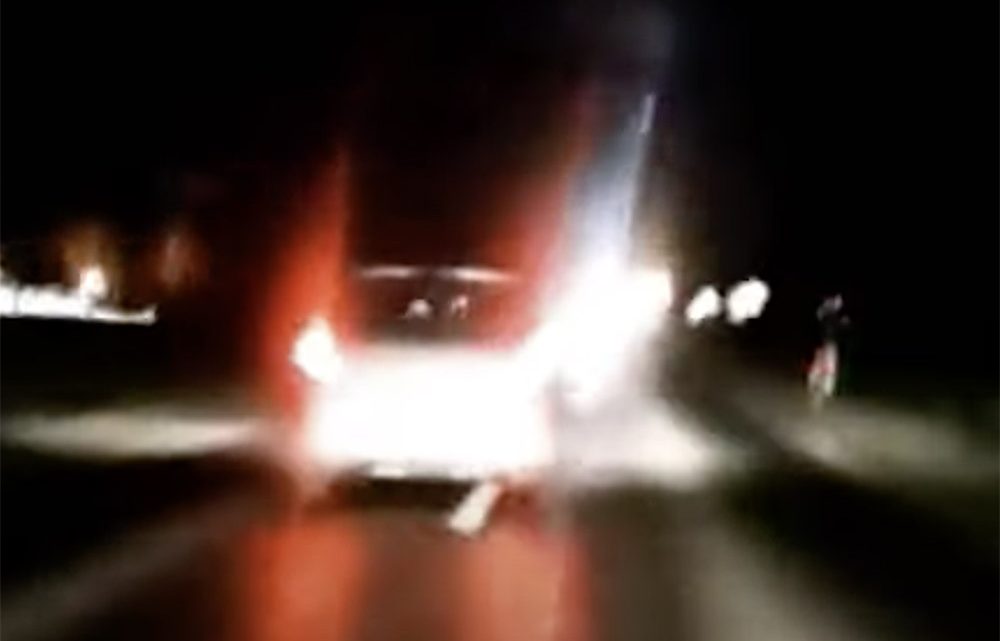 Videón, ahogy cikázik az ittas sofőr. Nem sokkal később árokba hajtott Videón, ahogy cikázik az ittas sofőr. Nem sokkal később árokba hajtott