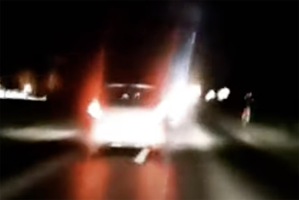 Videón, ahogy cikázik az ittas sofőr. Nem sokkal később árokba hajtott