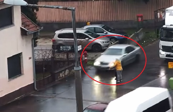 VIDEÓ: Eszetlenül száguldott végig a járdán, közben majdnem elgázolt egy gyereket és egy nőt az autós