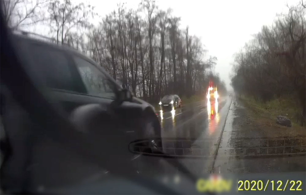 VIDEÓ: Nem lehúzódott a mentő elől, hanem kikerülte a lehúzódó autót a SUV sofőrje