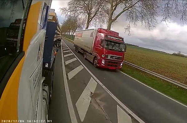 VIDEÓ: Elnézést kért a cég, akinek sofőrje hosszan előzött a szembe sávban és közben leszorított egy autóst is az útról
