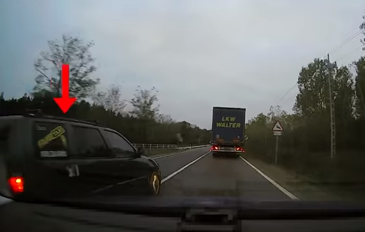 VIDEÓ: Egy újabb velős összeállítás szabálytalan közlekedőkről – Itt a pofátlan(TAN)ítás 23.