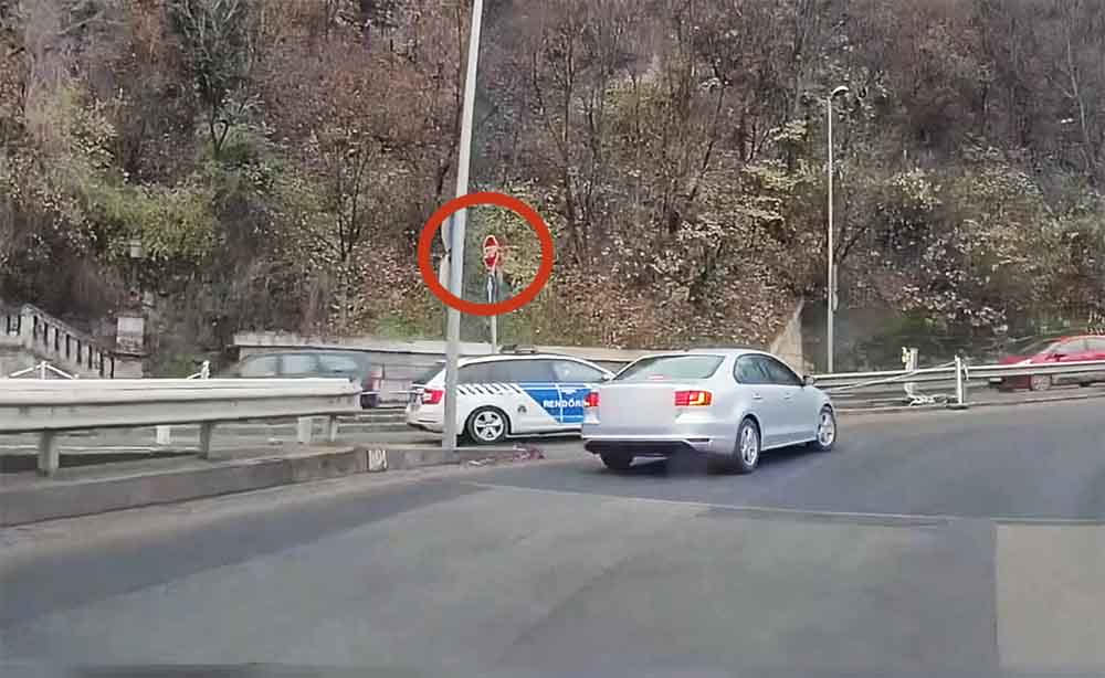 VIDEÓ: Majdnem baleset okozott, majd ezután piroson hajtott át a rendőrautó sofőrje a Hegyalja úton