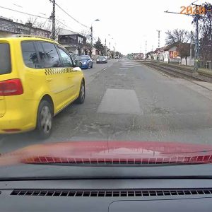 VIDEÓ: Fénysebességgel vette birtokba az Üllői út közepét – mintha a Taxi 6 forgatásán lett volna