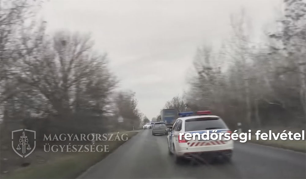 VIDEÓ: 40 km-en át menekült a rendőreink elől a szakadt Corsával. Végül kitört a kereke
