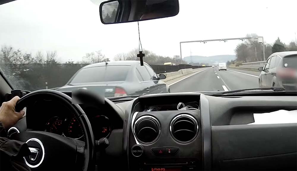 VIDEÓ: A legjobb helyen nyitott harmadik sávot a Skoda Superb sofőrje az M3-ason