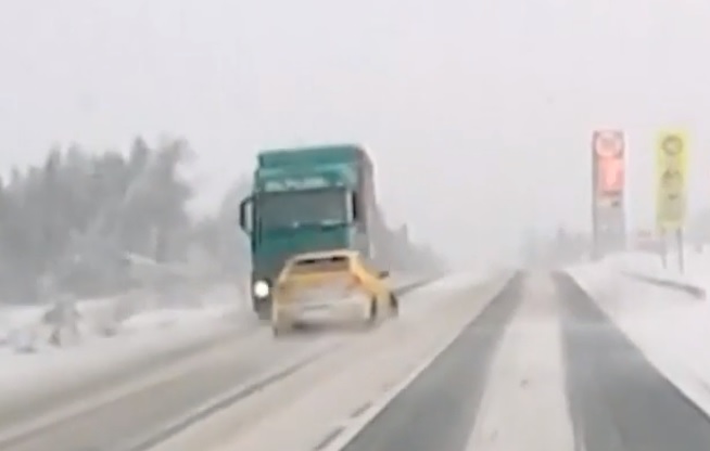 VIDEÓ: Havas, jeges úton előzött a Seat sofőrje, de majdnem bedarálta a szemből érkező kamion