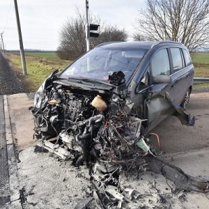 FOTÓK: Száguldó vonat oldalának hajtott délelőtt egy autós Vassuránynál