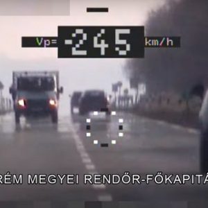 VIDEÓ: Hova ilyen sietős? – 245 km/h val száguldó autóst mértek be a rendőrök