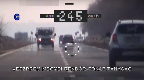 VIDEÓ: Hova ilyen sietős? – 245 km/h val száguldó autóst mértek be a rendőrök