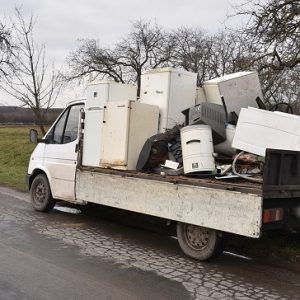 FOTÓK: Televízió és fémhulladék zuhant egy furgon elé, miután egy fémhulladék szállítónak lenyílt az oldalsó ajtaja