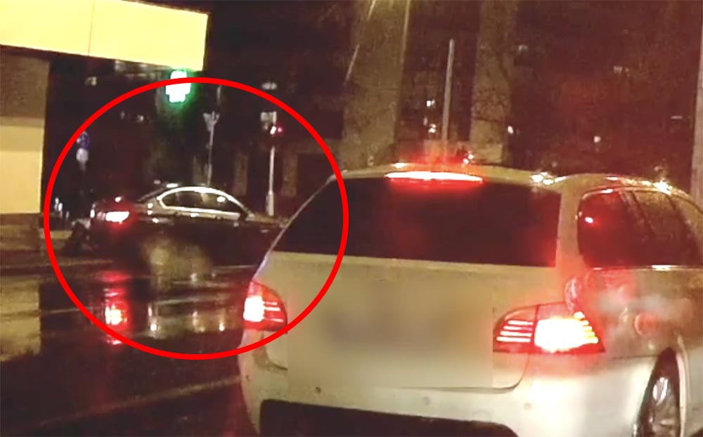 VIDEÓ: Szerencse, hogy csak egy kukát döntött ki a driftelő BMW-s