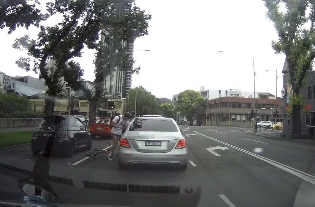 VIDEÓ: Utolérte és csúnyán elverte a bringás az autóst, miután az szeméttel dobta meg