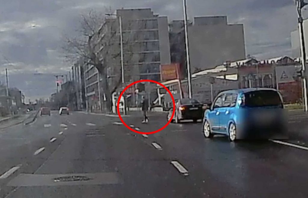 VIDEÓ: Majdnem egy gyalogost is elgázolt a sofőr, aki két pirosat vett semmibe a Könyves Kálmán körúton