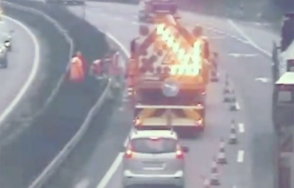 VIDEÓ: Ismét becsapódott egy autó a Közút munkagépébe. Térfigyelő rögzítette VIDEÓ: Ismét becsapódott egy autó a Közút munkagépébe. Térfigyelő rögzítette